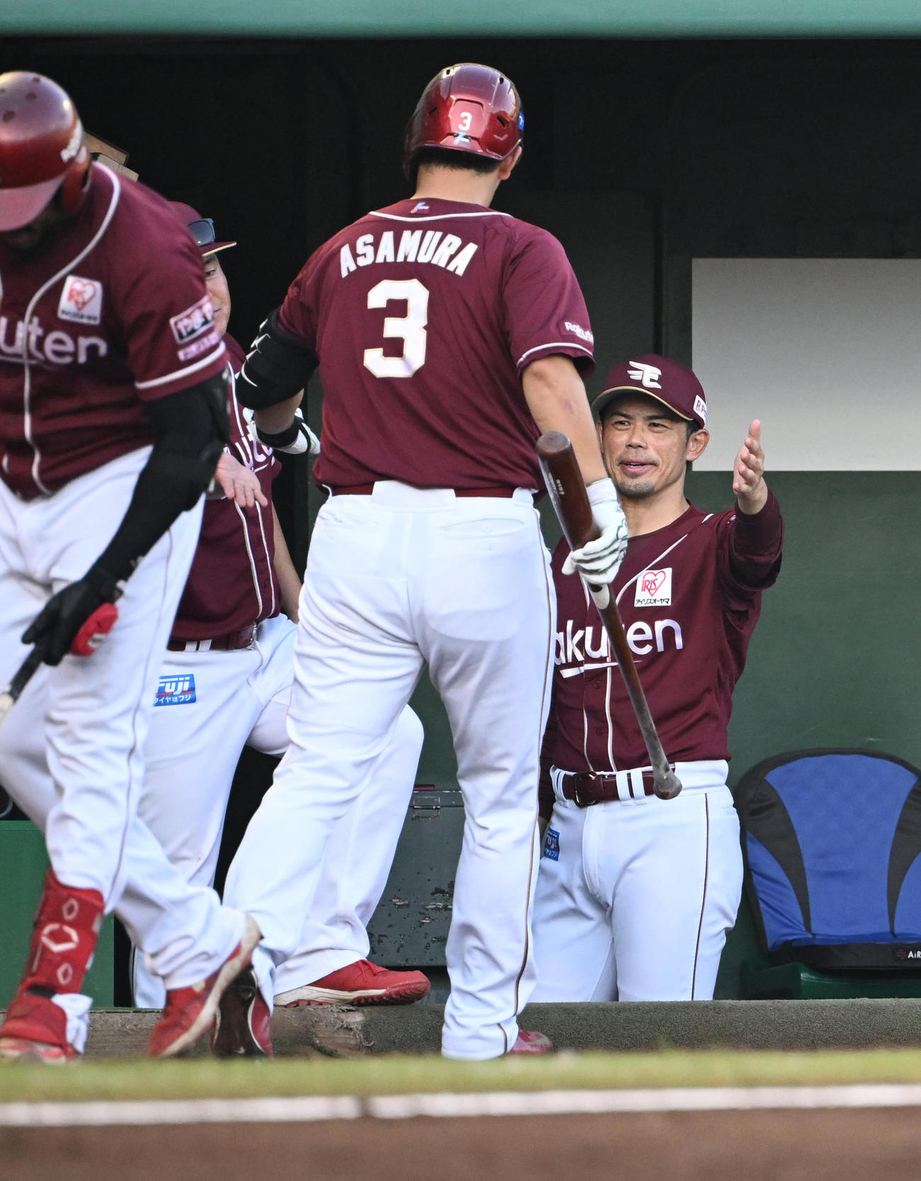 オリックス対楽天　7回表楽天1死、浅村はソロ本塁打を放ち今江監督らの出迎えを受ける（撮影・和賀正仁）