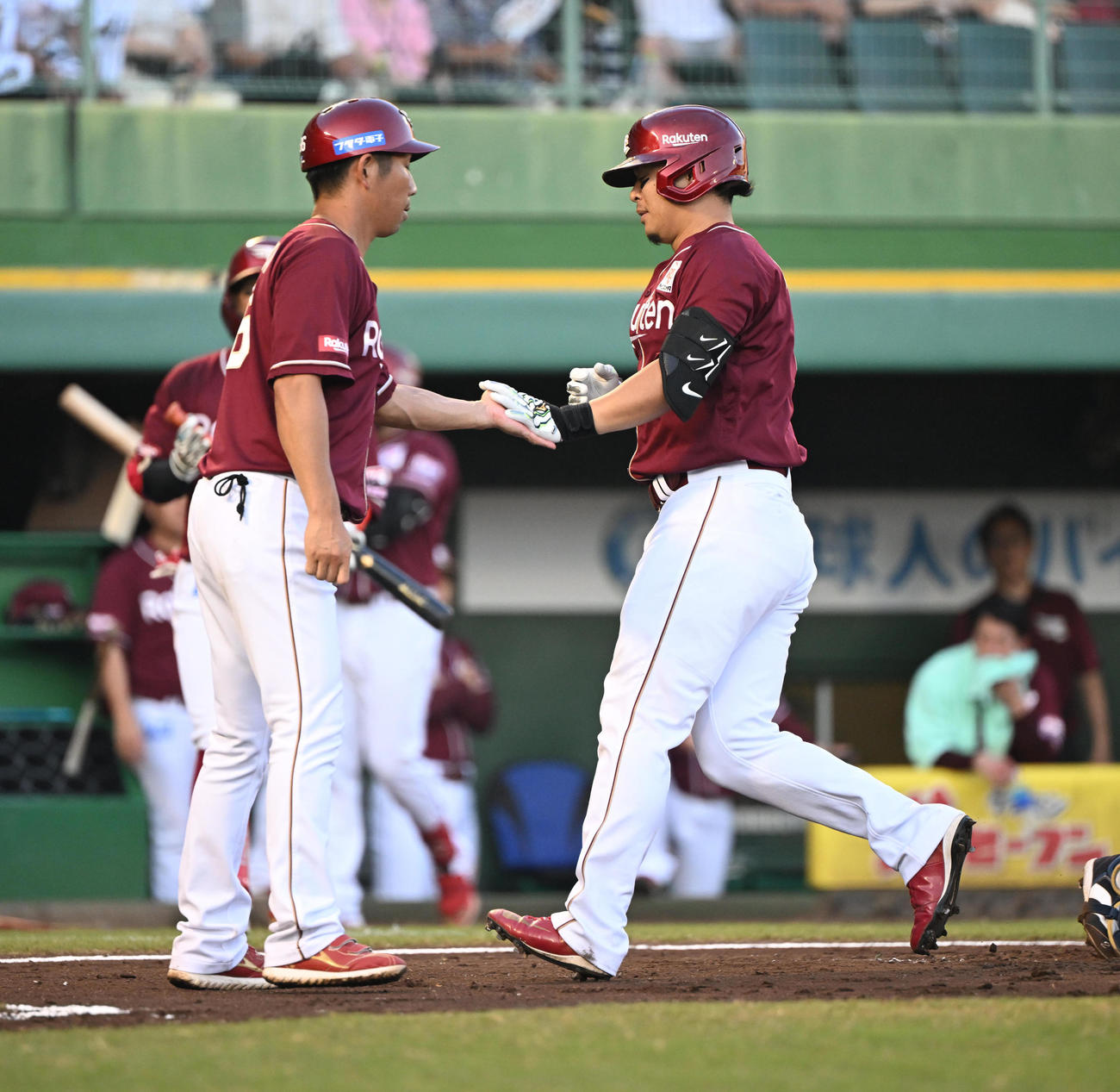 オリックス対楽天　7回表楽天1死、浅村はソロ本塁打を放ち生還する（撮影・和賀正仁）