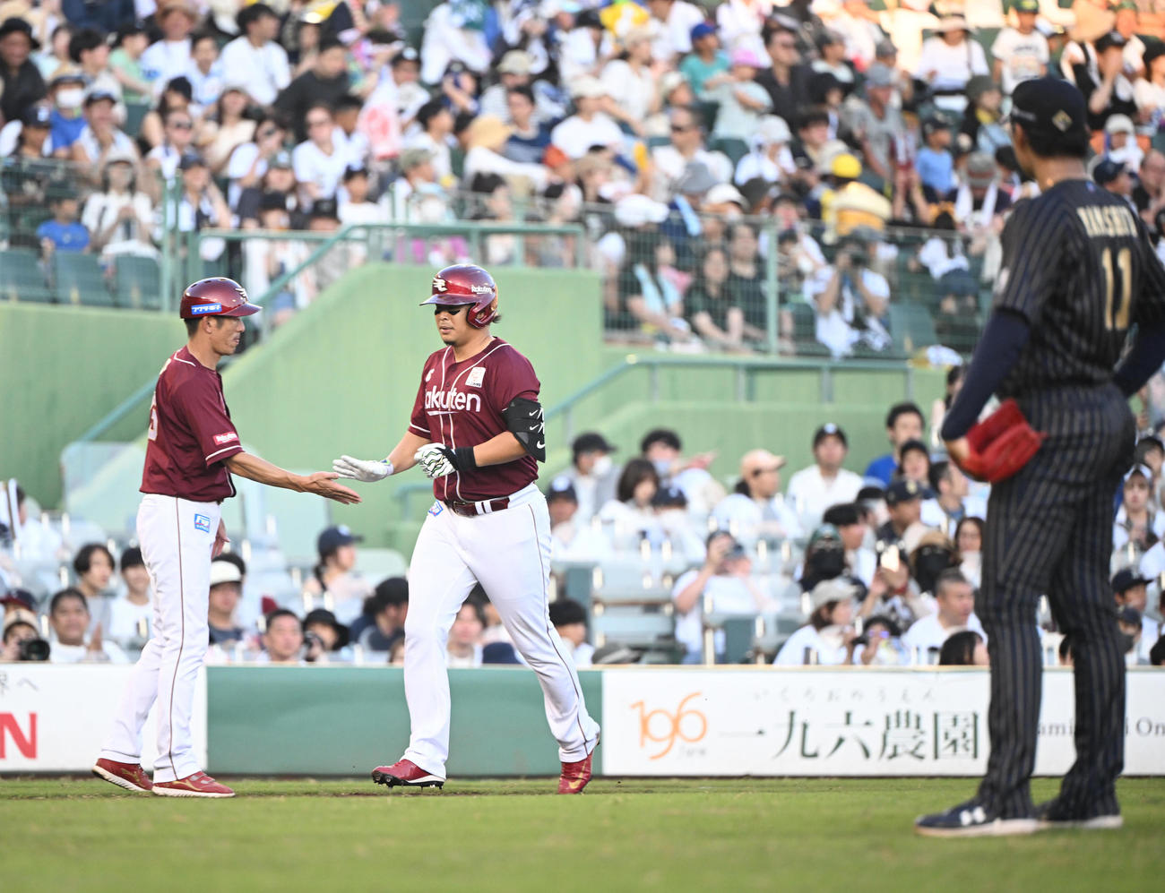 オリックス対楽天　7回表楽天1死、浅村はソロ本塁打を放ち三塁を回る（撮影・和賀正仁）