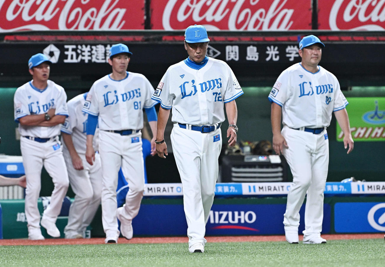 西武対ソフトバンク　試合に敗れ浮かない表情であいさつに向かう西武渡辺GM兼監督代行（手前）ら（撮影・滝沢徹郎）