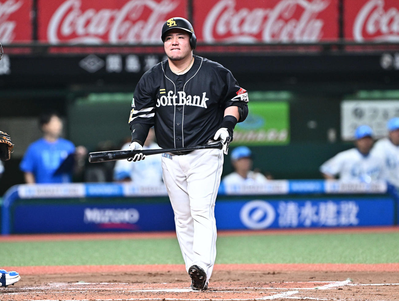 西武対ソフトバンク　7回表ソフトバンク無死一塁、空振り三振に倒れ厳しい表情の山川（撮影・滝沢徹郎）