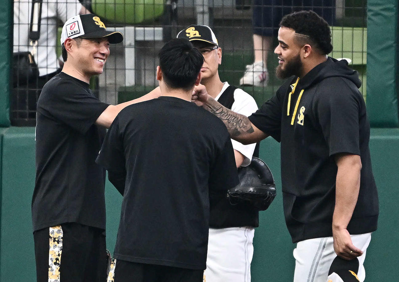 西武対ソフトバンク　試合前練習でグータッチするソフトバンク小久保監督（左）とヘルナンデス（右）（撮影・滝沢徹郎）