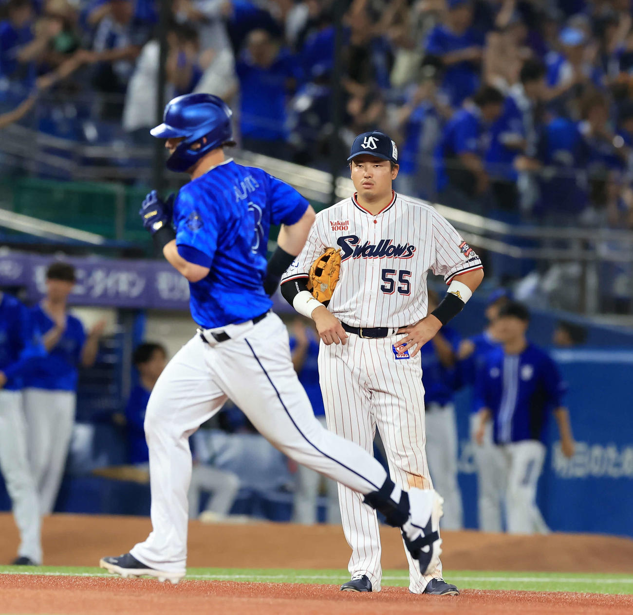 ヤクルト対DeNA 9回表DeNA無死二塁、オースティン（手前）に2点本塁打を許し、厳しい表情で見つめる村上（撮影・浅見桂子）