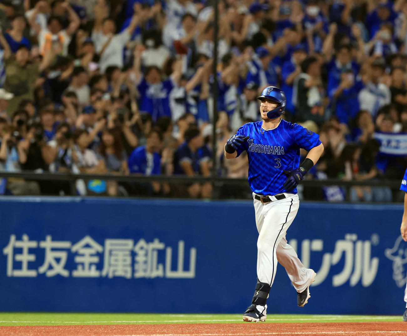 ヤクルト対DeNA 9回表DeNA無死二塁、オースティンは2点本塁打を放ち笑顔で三塁を回る（撮影・浅見桂子）