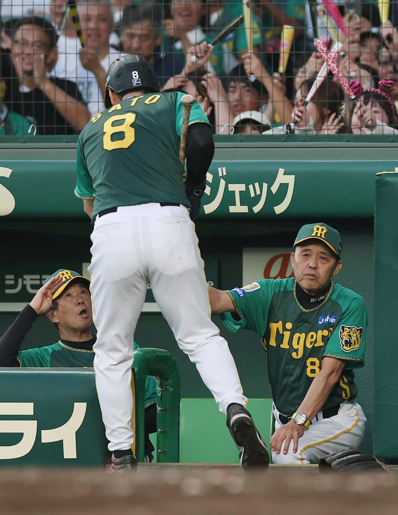阪神対広島　3回裏阪神2死一、三塁、前川の適時打で生還した佐藤輝（中央）を迎える岡田監督（右）（撮影・前田充）