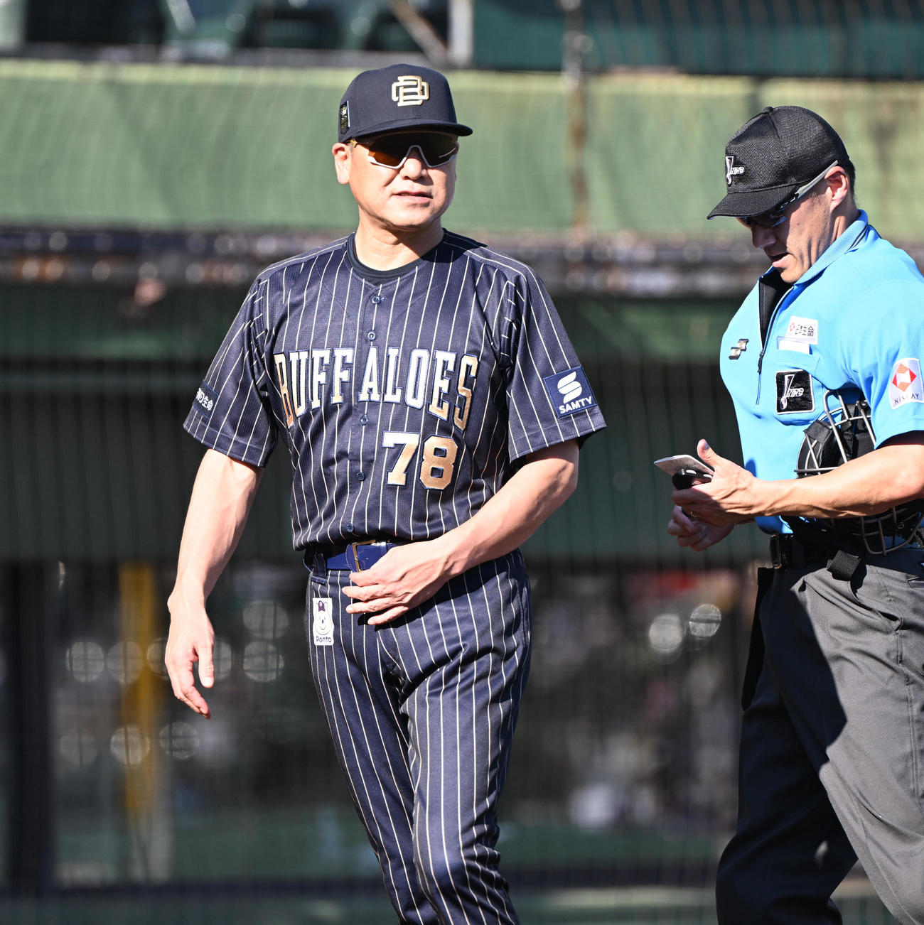 オリックス対楽天　2回途中で先発佐藤の降板を告げるオリックス中嶋聡督（撮影・和賀正仁）