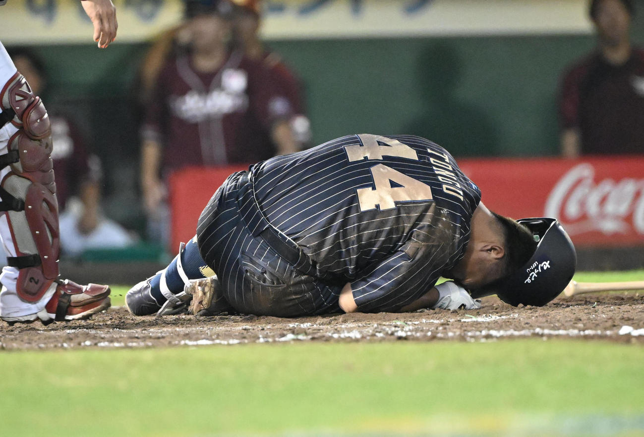 オリックス対楽天　9回裏オリックス無死、頭部死球を受ける頓宮（撮影・和賀正仁）