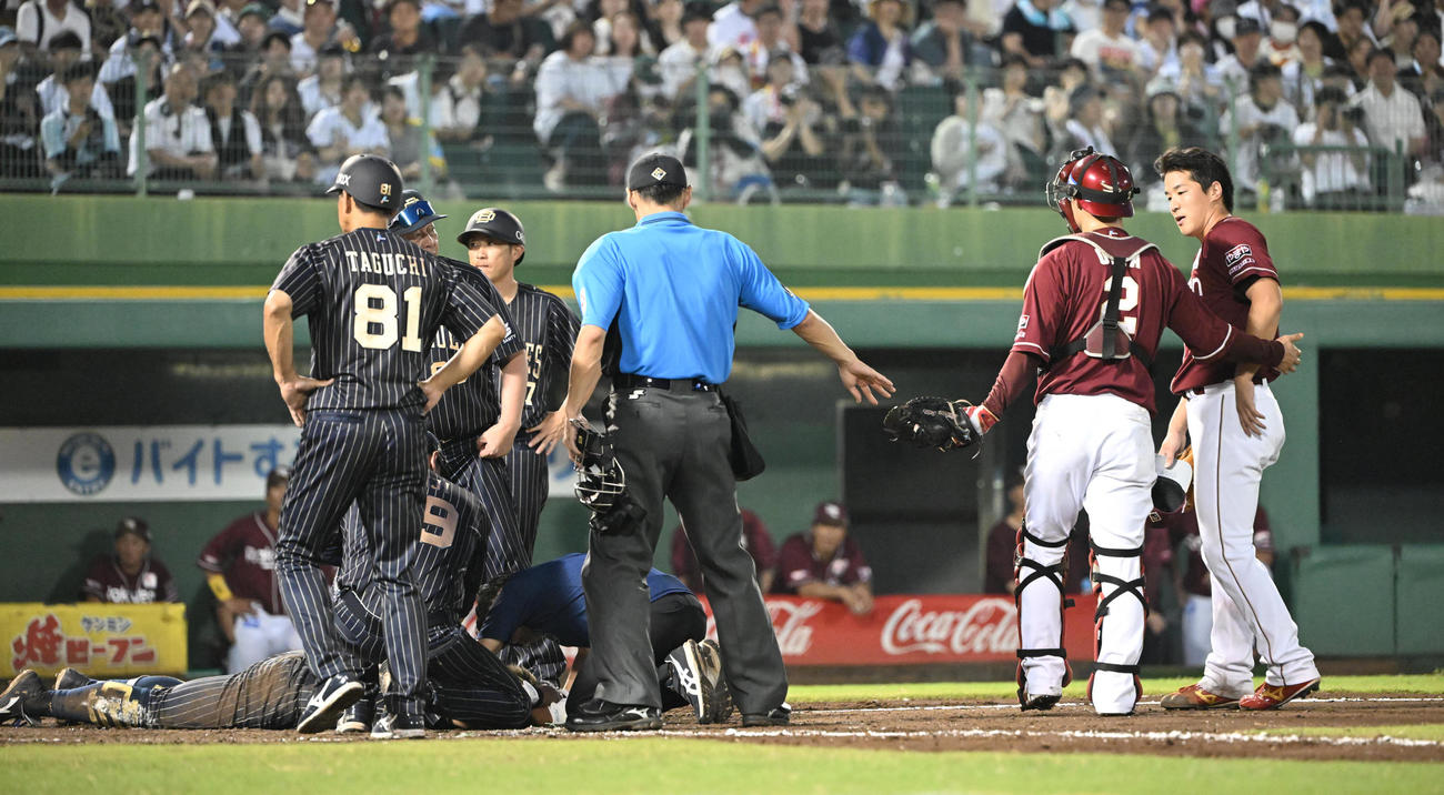 オリックス対楽天　9回裏オリックス無死、頭部死球を受ける頓宮、右は小孫（撮影・和賀正仁）