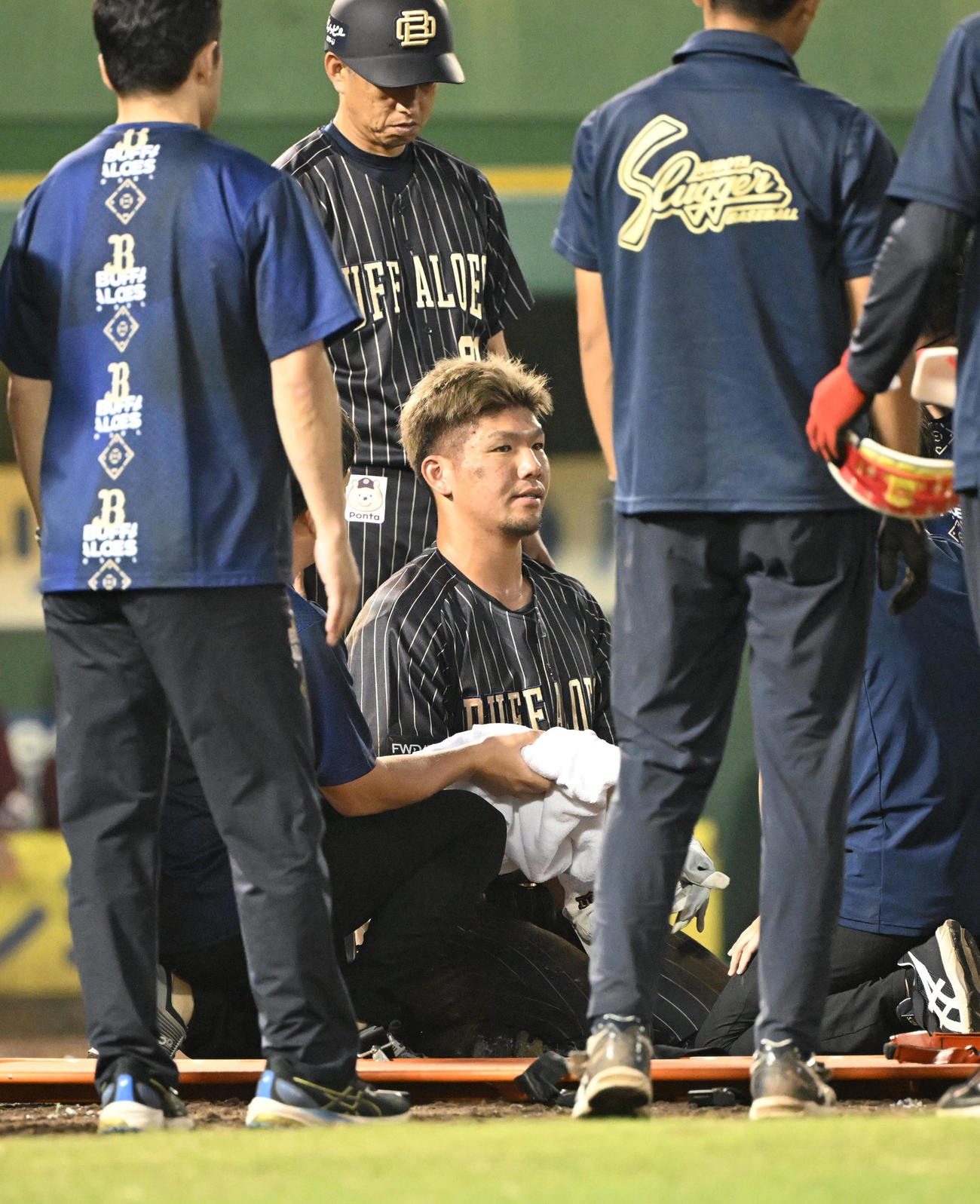 オリックス対楽天　9回裏オリックス無死、頭部死球を受けた頓宮（撮影・和賀正仁）