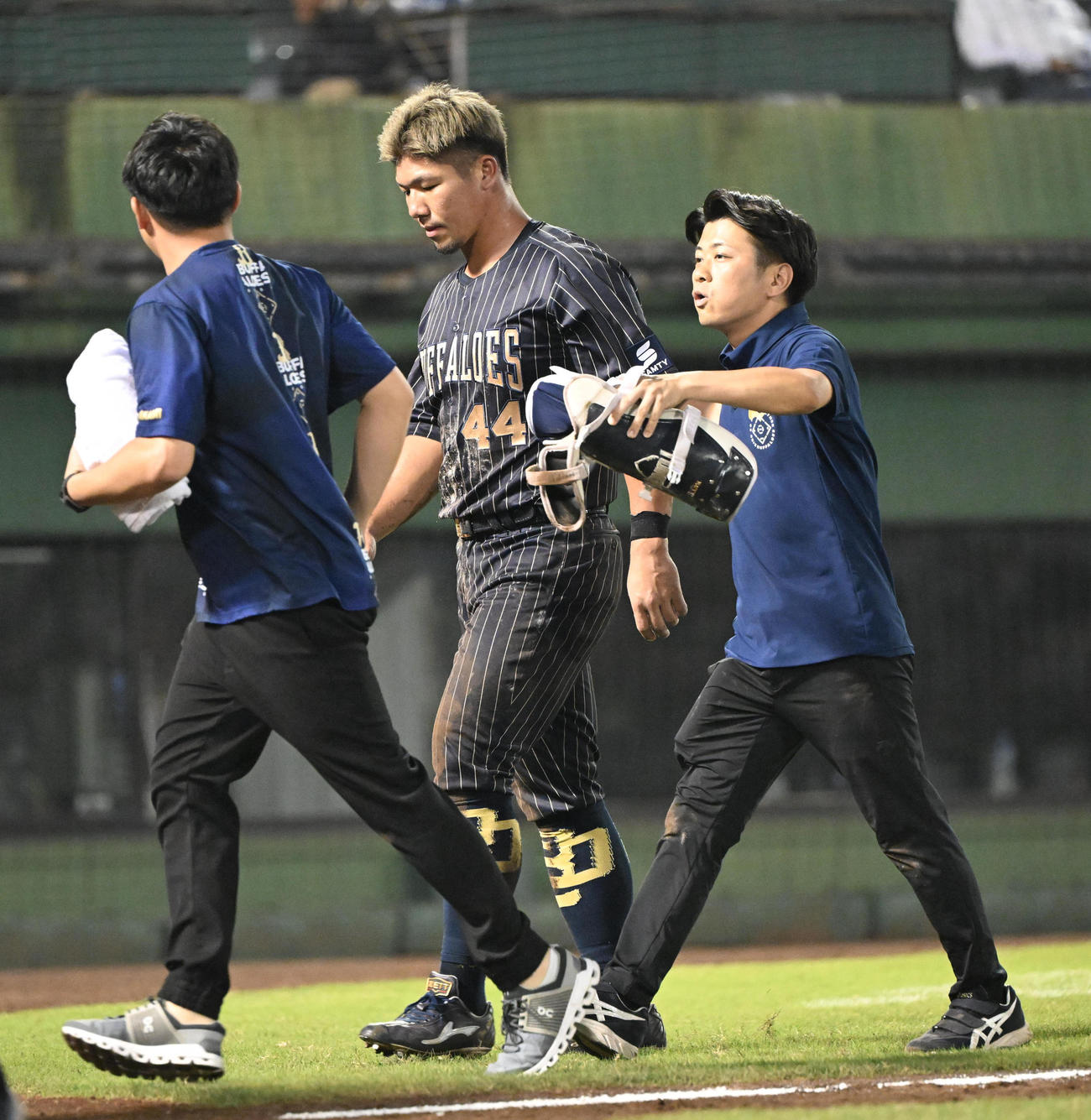 オリックス対楽天　9回裏オリックス無死、頭部死球を受けた頓宮（撮影・和賀正仁）