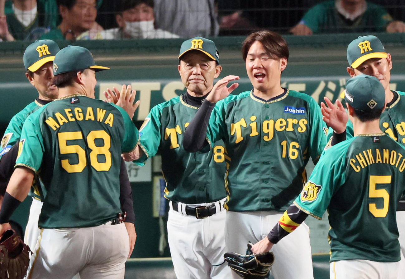 阪神対広島　広島に勝利しナインを出迎える岡田監督（撮影・加藤哉）