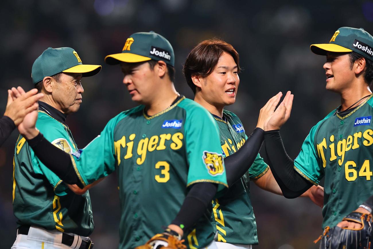 阪神対広島　ハイタッチして勝利を喜ぶ左から岡田監督、大山、西勇、岡留（撮影・上田博志）