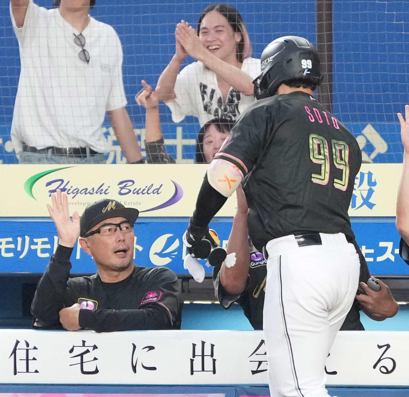 ロッテ対日本ハム　5回裏ロッテ1死一、三塁、ソトは左越えに逆転3点本塁打を放ち吉井監督（左）の祝福を受ける（撮影・小沢裕）