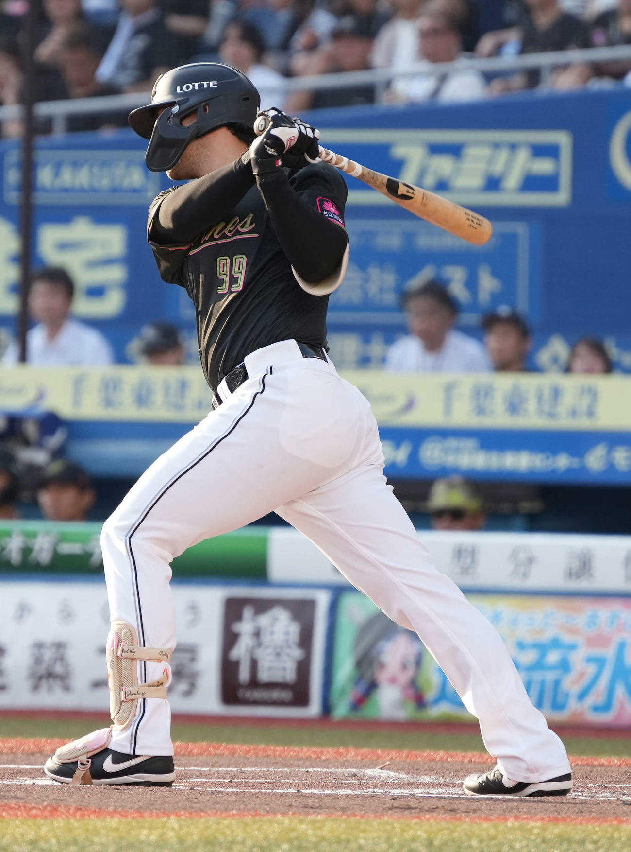 ロッテ対日本ハム　1回裏ロッテ1死一、二塁、ソトは先制の中前適時打を放つ（撮影・小沢裕）
