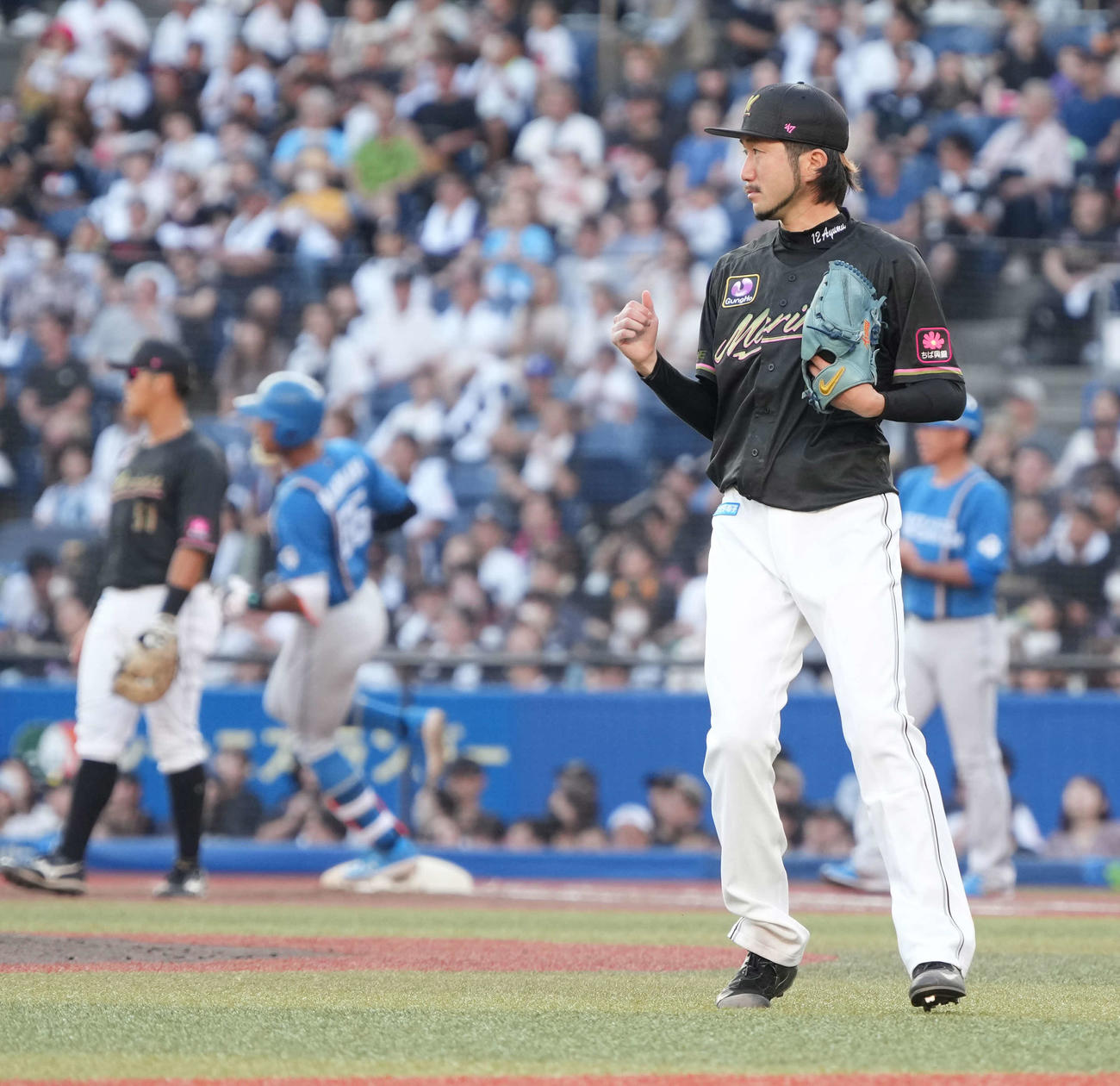 ロッテ対日本ハム　4回表日本ハム2死一、三塁、ロッテ先発の石川歩（右）は万波に中前の同点適時打を許す（撮影・小沢裕）