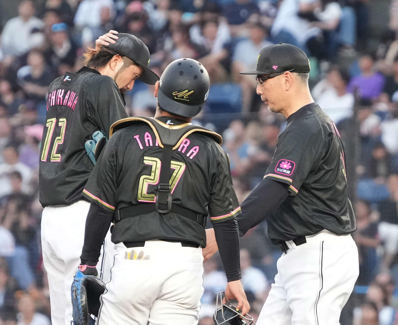 ロッテ対日本ハム　5回途中降板するロッテ先発の石川歩。右は吉井監督（撮影・小沢裕）
