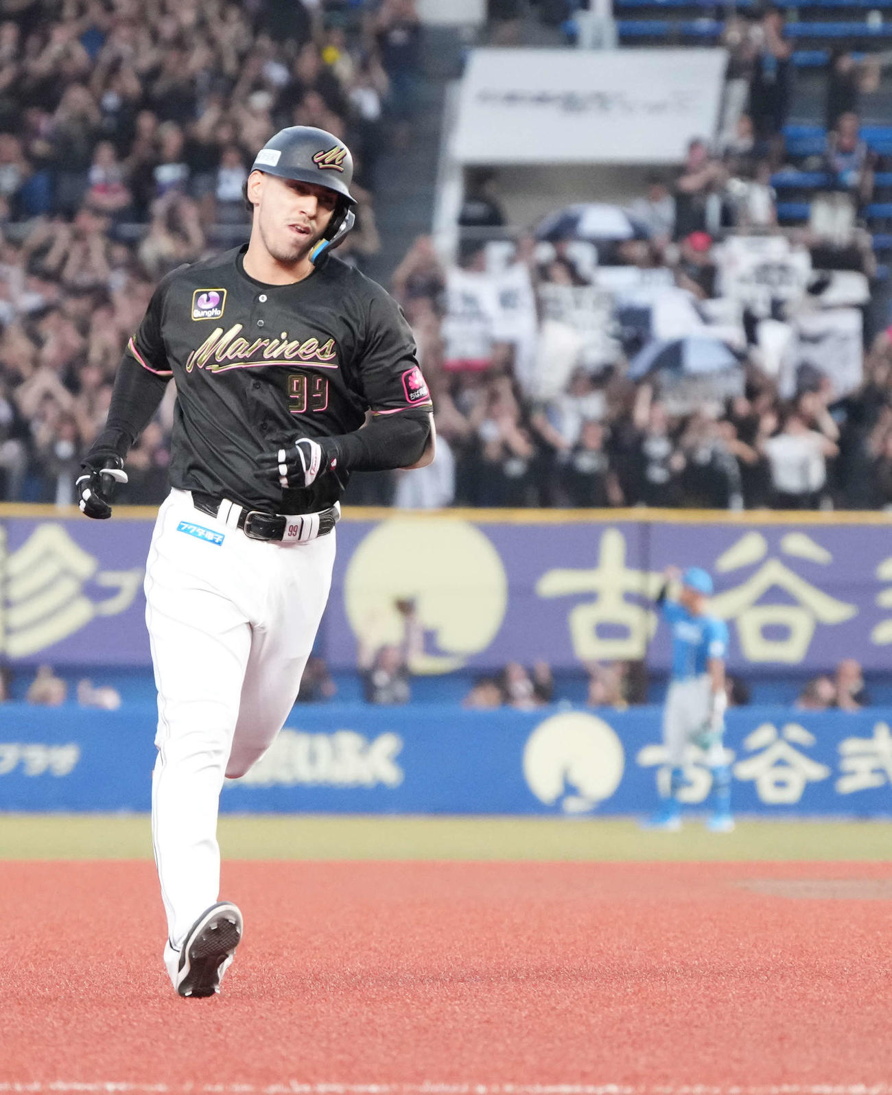 ロッテ対日本ハム　5回裏ロッテ1死一、三塁、ソトは左越えに逆転3点本塁打を放つ（撮影・小沢裕）
