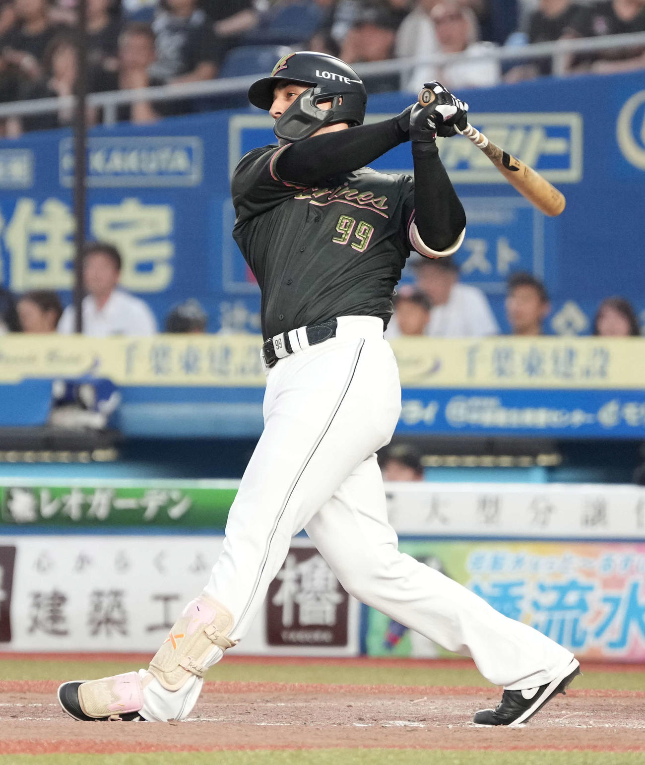 ロッテ対日本ハム　5回裏ロッテ1死一、三塁、ソトは左越えに逆転3点本塁打を放つ（撮影・小沢裕）