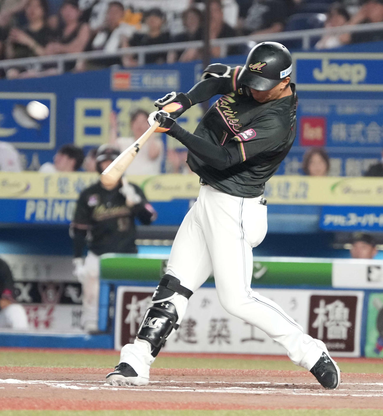 ロッテ対日本ハム　6回裏ロッテ1死、藤原は右中間越えにソロ本塁打を放つ（撮影・小沢裕）