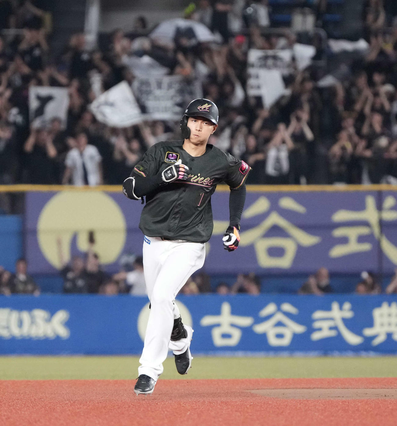 ロッテ対日本ハム　6回裏ロッテ1死、藤原は右中間越えにソロ本塁打を放つ（撮影・小沢裕）