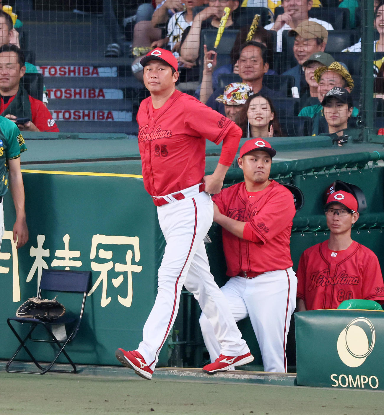 阪神対広島　3回裏阪神2死一、二塁、新井監督は打者梅野を迎えた所で投手交代を告げる（撮影・加藤哉）