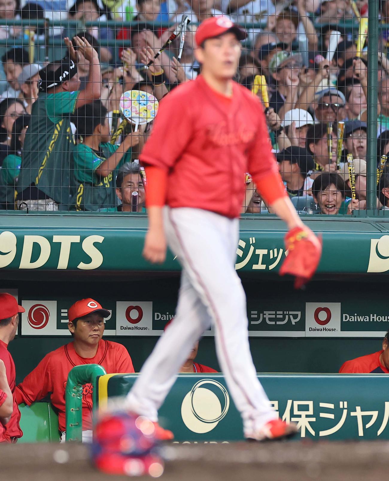 阪神対広島　3回、新井監督（左）は連続適時打を浴び厳しい表情を見せる。右は九里（撮影・上田博志）