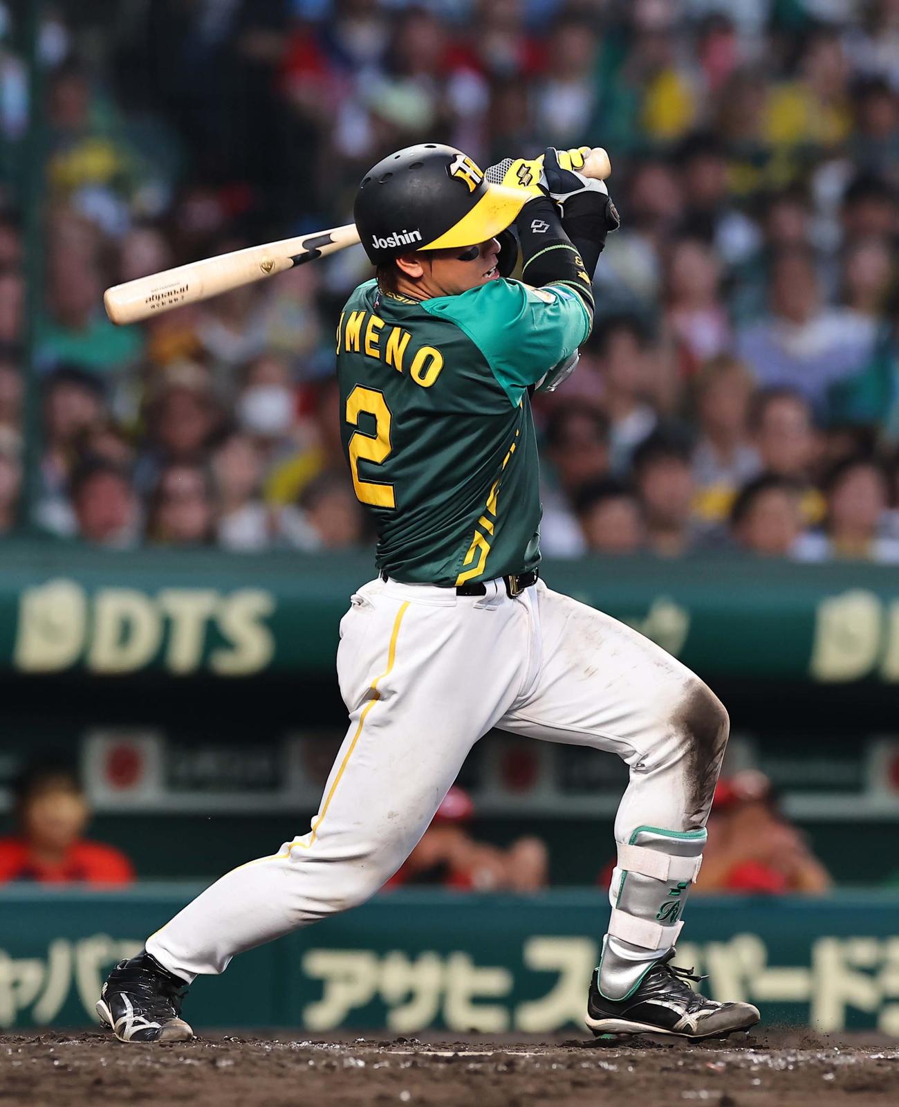 阪神対広島　3回裏阪神2死一、二塁、梅野は中前に適時打を放つ（撮影・上田博志）