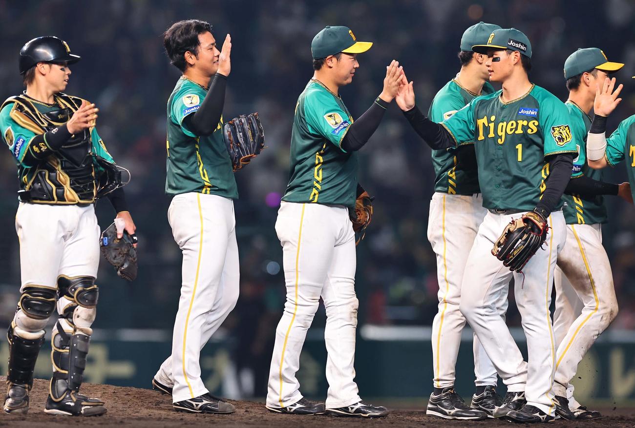 阪神対広島　広島に勝利しハイタッチして喜ぶ左から梅野、岡留、大山、森下ら阪神ナイン（撮影・上田博志）