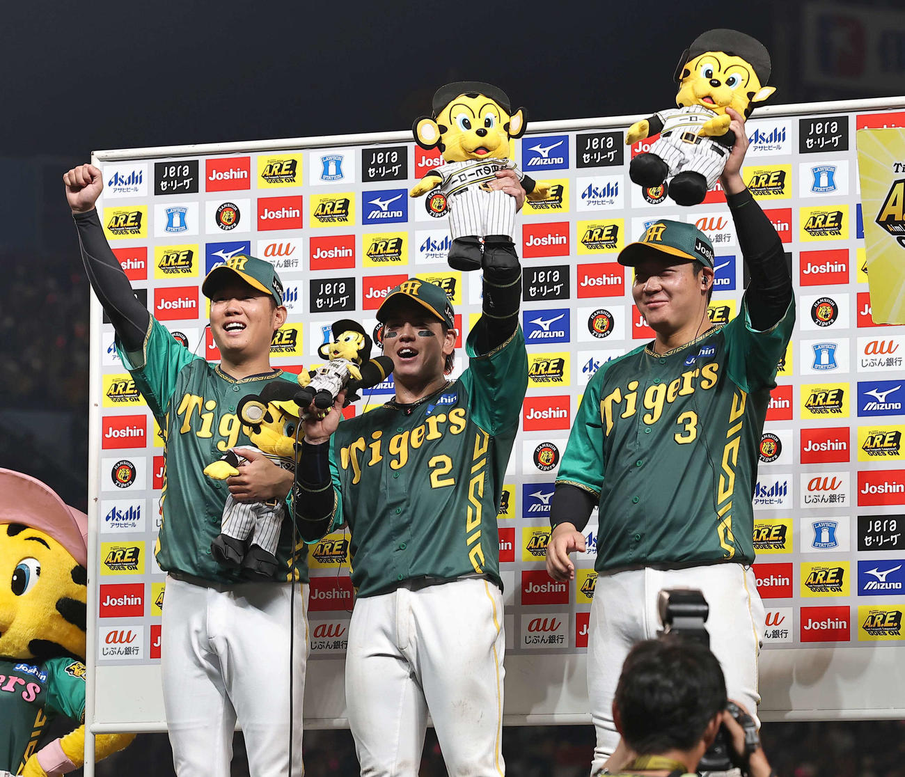 阪神対広島　「来週も勝つバイ！」と叫ぶ左から西勇、梅野、大山（撮影・上田博志）