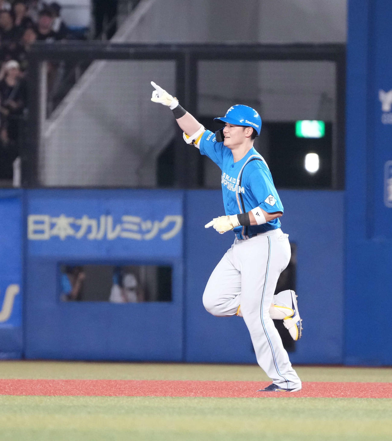 ロッテ対日本ハム　7回表日本ハム2死、清宮は右越えに勝ち越しソロ本塁打を放つ（撮影・小沢裕）