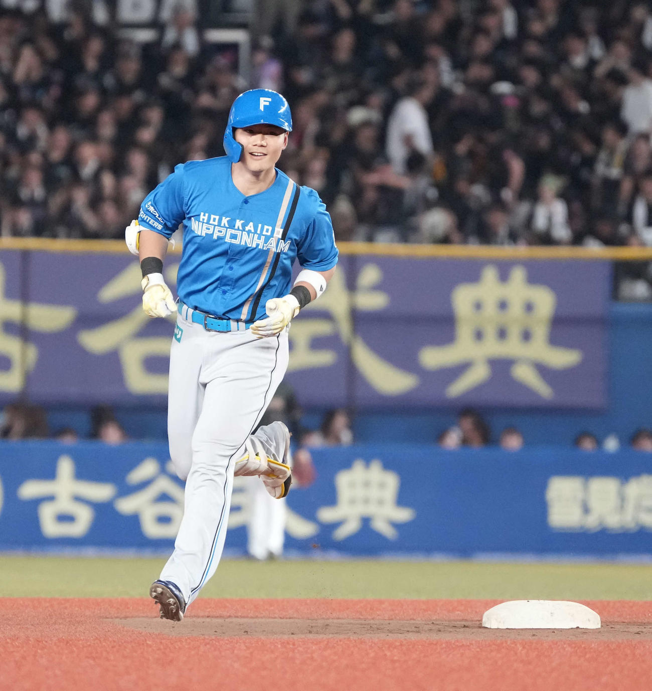ロッテ対日本ハム　7回表日本ハム2死、清宮は右越えに勝ち越しソロ本塁打を放ち三塁へ向かう（撮影・小沢裕）