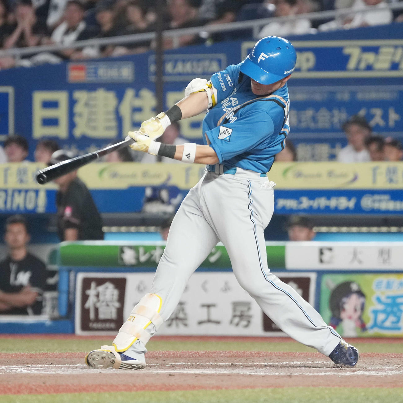 ロッテ対日本ハム　9回表日本ハム2死二塁、清宮は右越えに2打席連続本塁打を右越えに放つ（撮影・小沢裕）