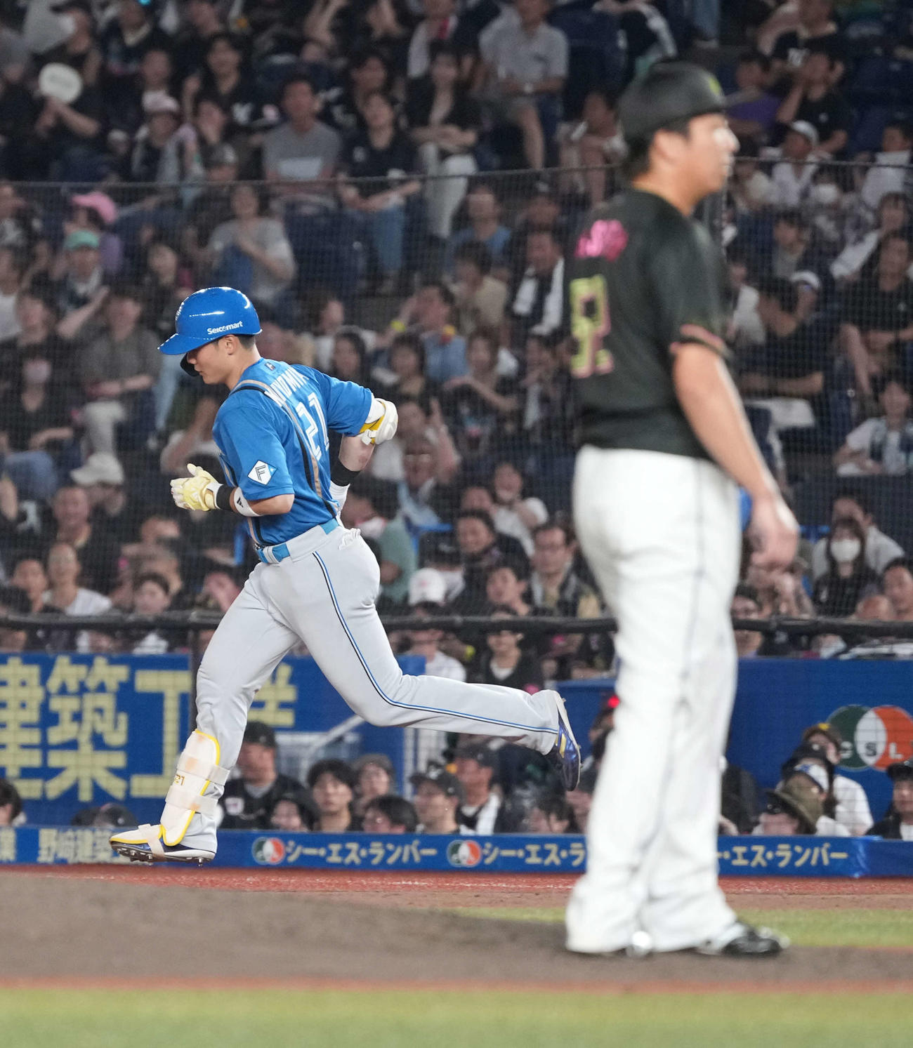 ロッテ対日本ハム　9回表日本ハム2死二塁、清宮は右越えに2打席連続本塁打を右越えに放つ。右はロッテ益田（撮影・小沢裕）