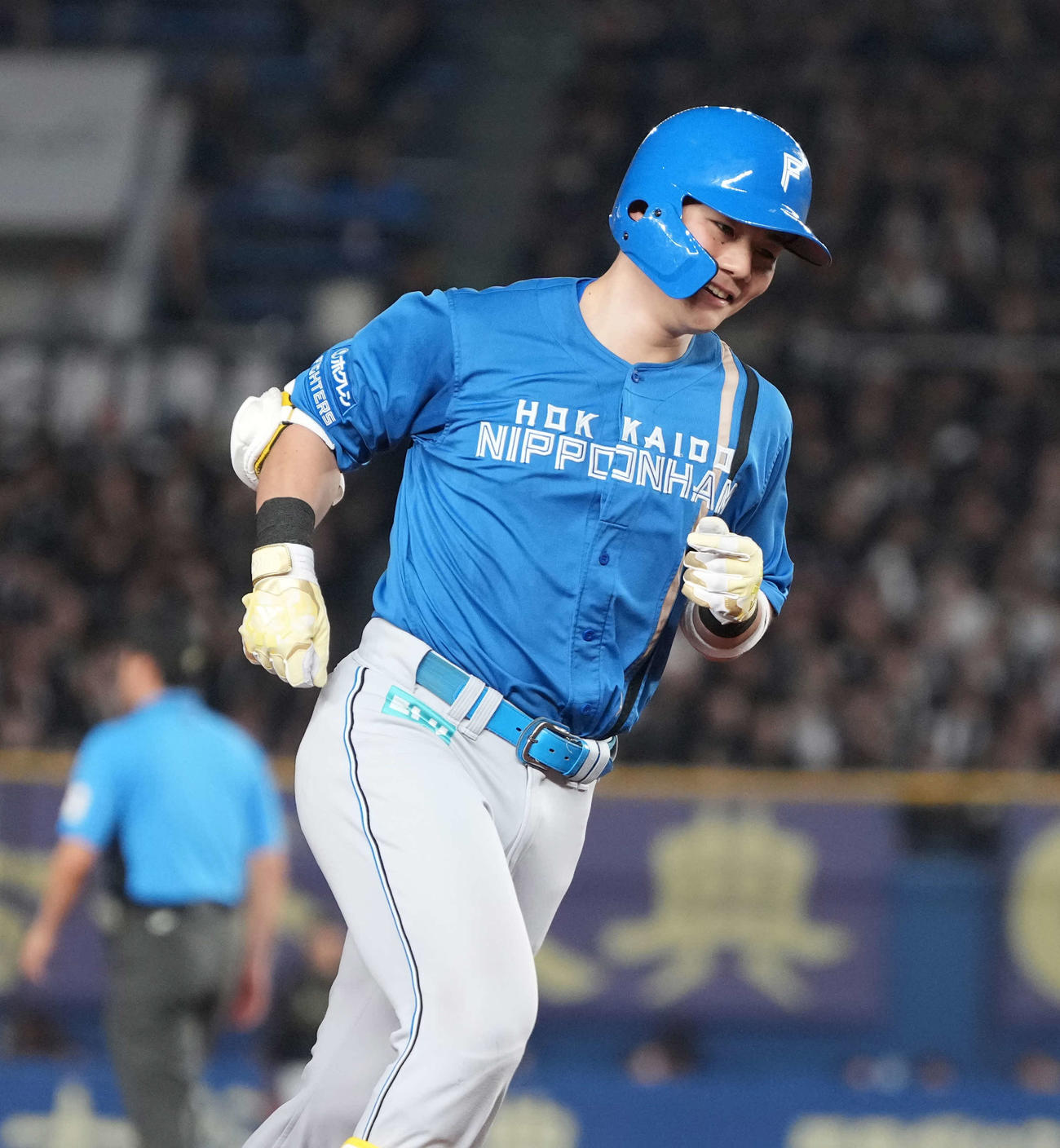 ロッテ対日本ハム　9回表日本ハム2死二塁、清宮は2打席連続本塁打を右越えに放ち三塁をまわる（撮影・小沢裕）