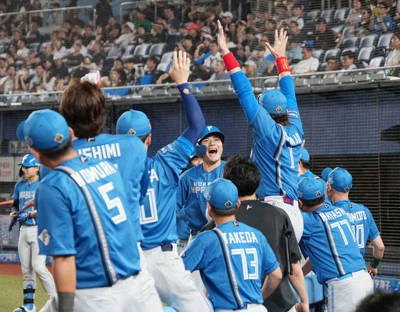 ロッテ対日本ハム　9回表日本ハム2死二塁、清宮（中央）は2打席連続本塁打を右越えに放ち新庄監督らベンチのナインの祝福を受ける（撮影・小沢裕）