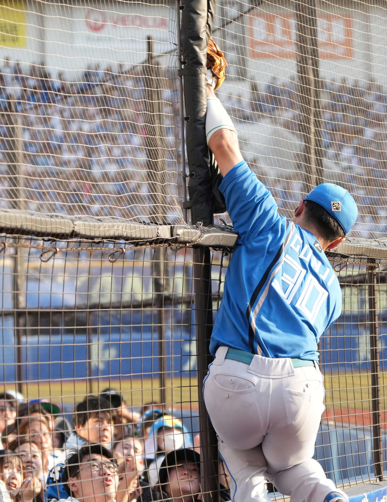 ロッテ対日本ハム　1回裏ロッテ1死満塁、日本ハム郡司三塁手は安田の邪飛を好捕する（撮影・小沢裕）