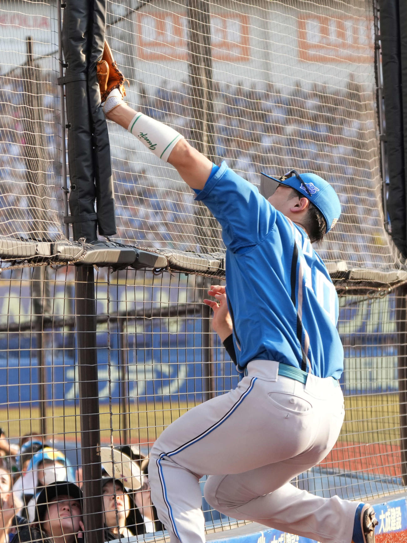 ロッテ対日本ハム　1回裏ロッテ1死満塁、日本ハム郡司三塁手は安田の邪飛を好捕する（撮影・小沢裕）