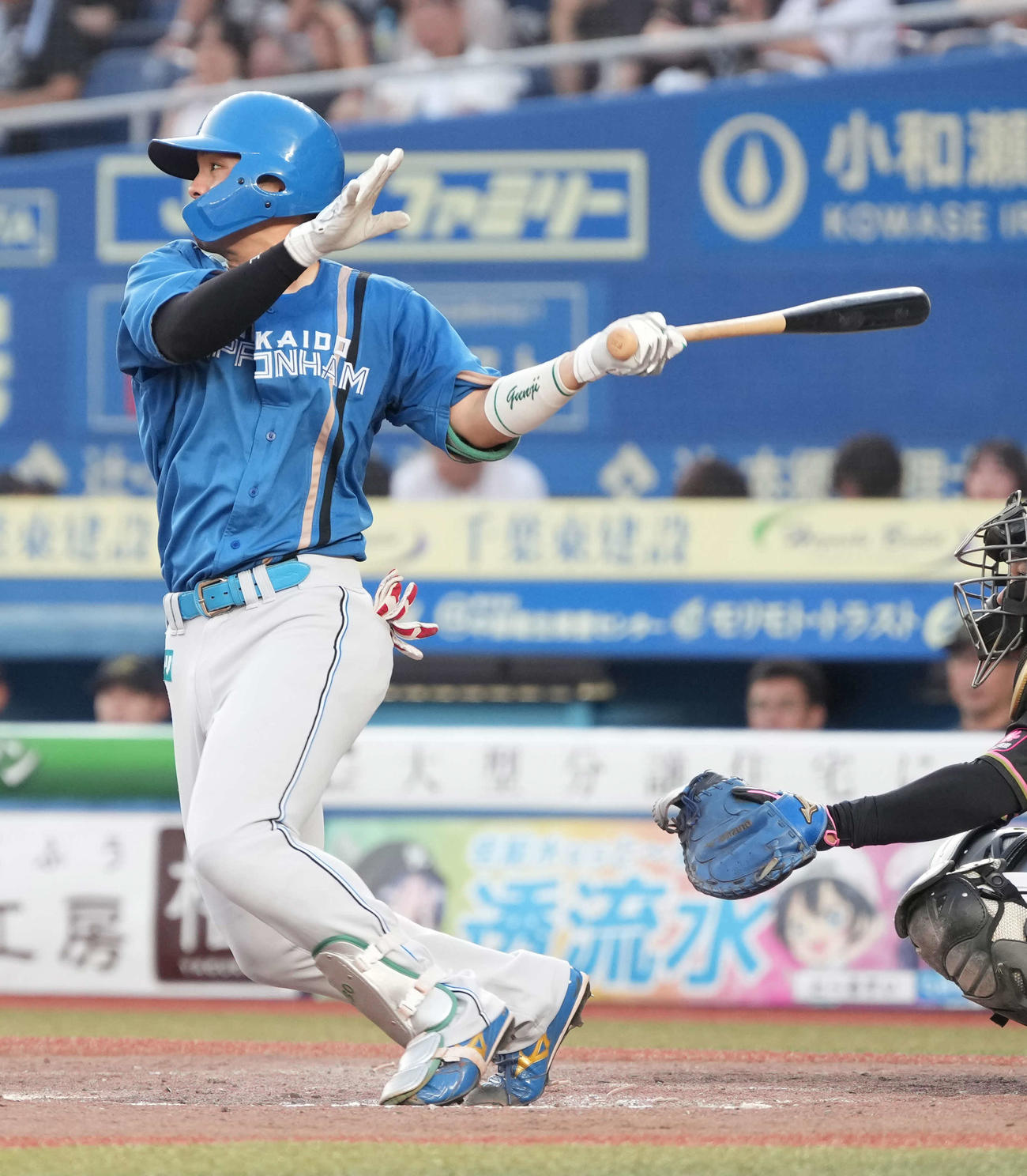 ロッテ対日本ハム　5回表日本ハム1死二塁、郡司は右適時二塁打を放つ（撮影・小沢裕）