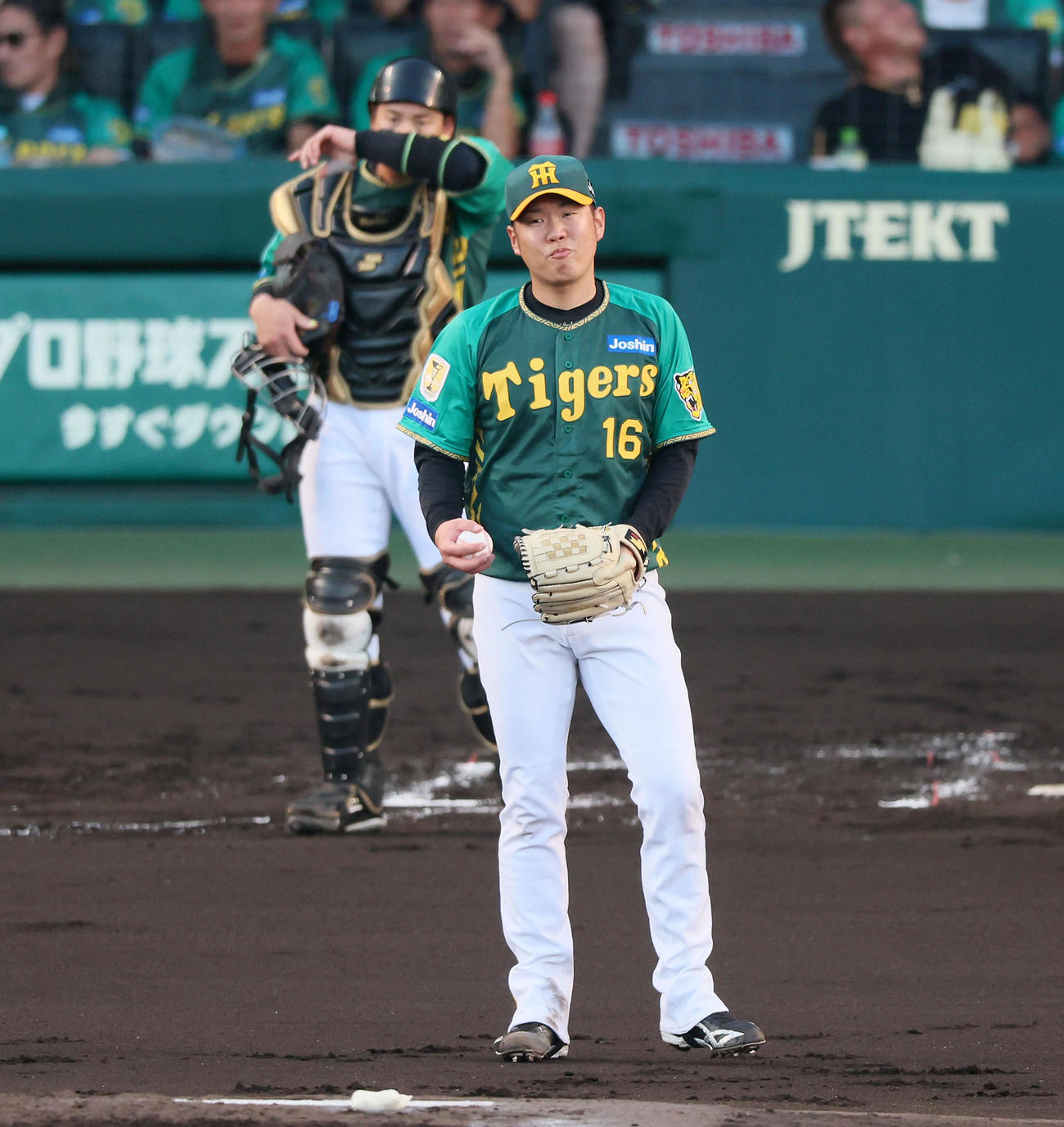 阪神対広島　2回表広島1死一、三塁、西勇は矢野に遊適時内野安打を打たれて失点する（撮影・加藤哉）