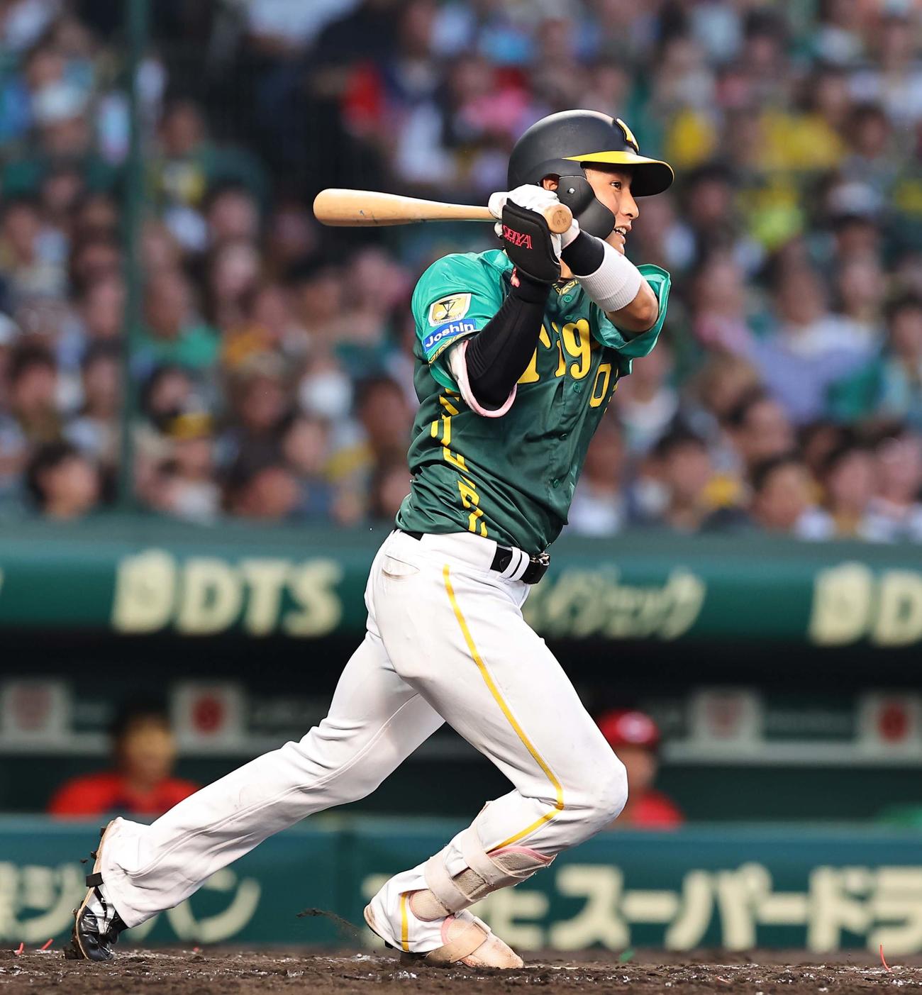 阪神対広島　3回裏阪神22死一、二塁、木浪は右前に適時打を放つ（撮影・上田博志）