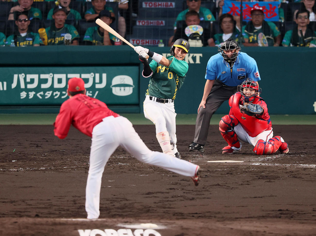 阪神対広島　3回裏阪神2死一、二塁、木浪は右適時打を放つ。投手九里（撮影・加藤哉）