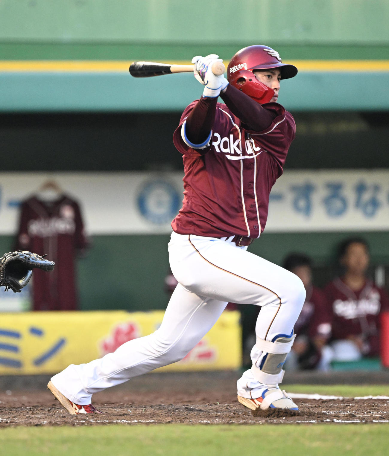 オリックス対楽天　8回表楽天2死、右越え二塁打を放つ小郷（撮影・和賀正仁）