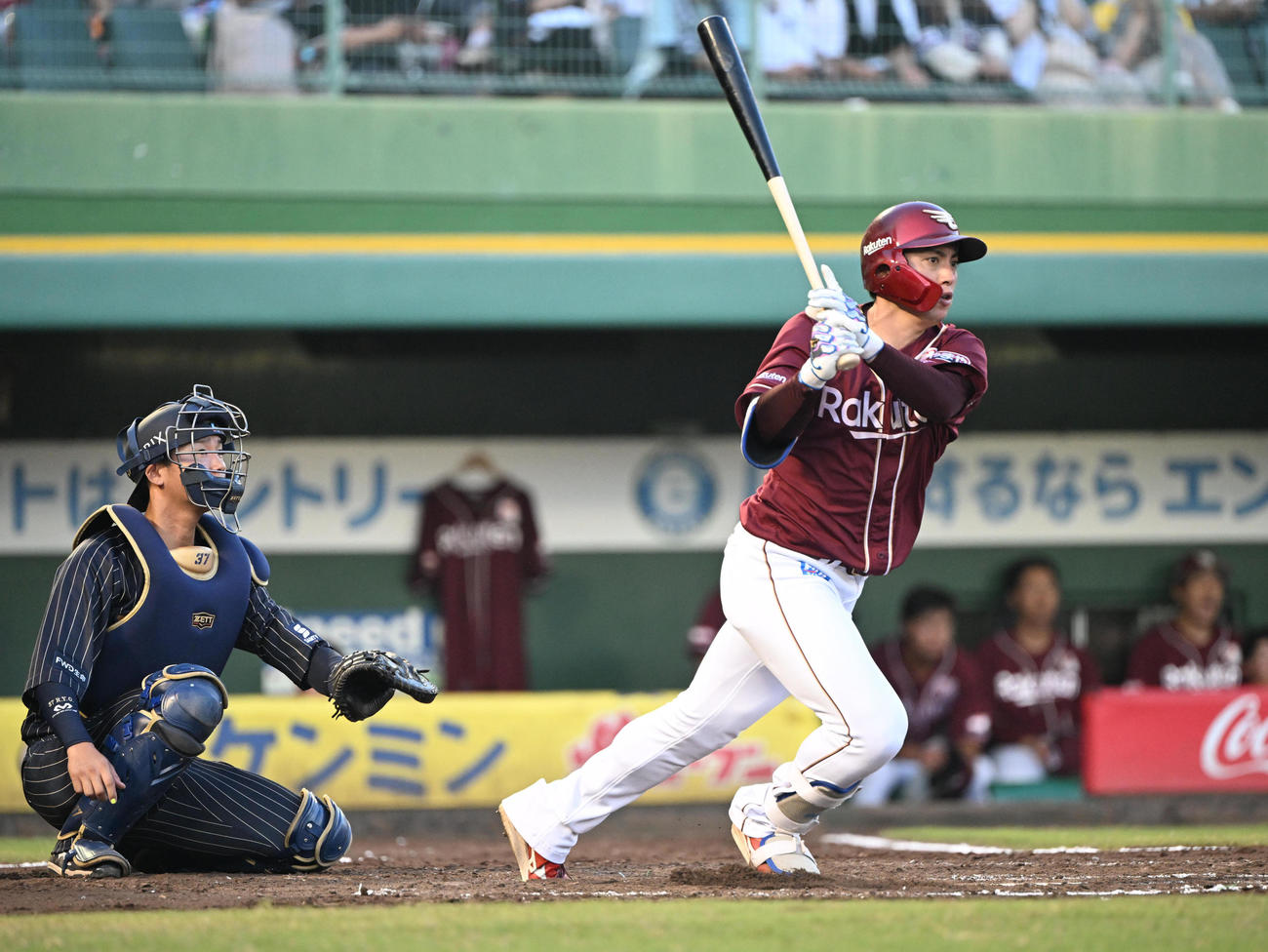 オリックス対楽天　8回表楽天2死、右越え二塁打を放つ小郷（撮影・和賀正仁）