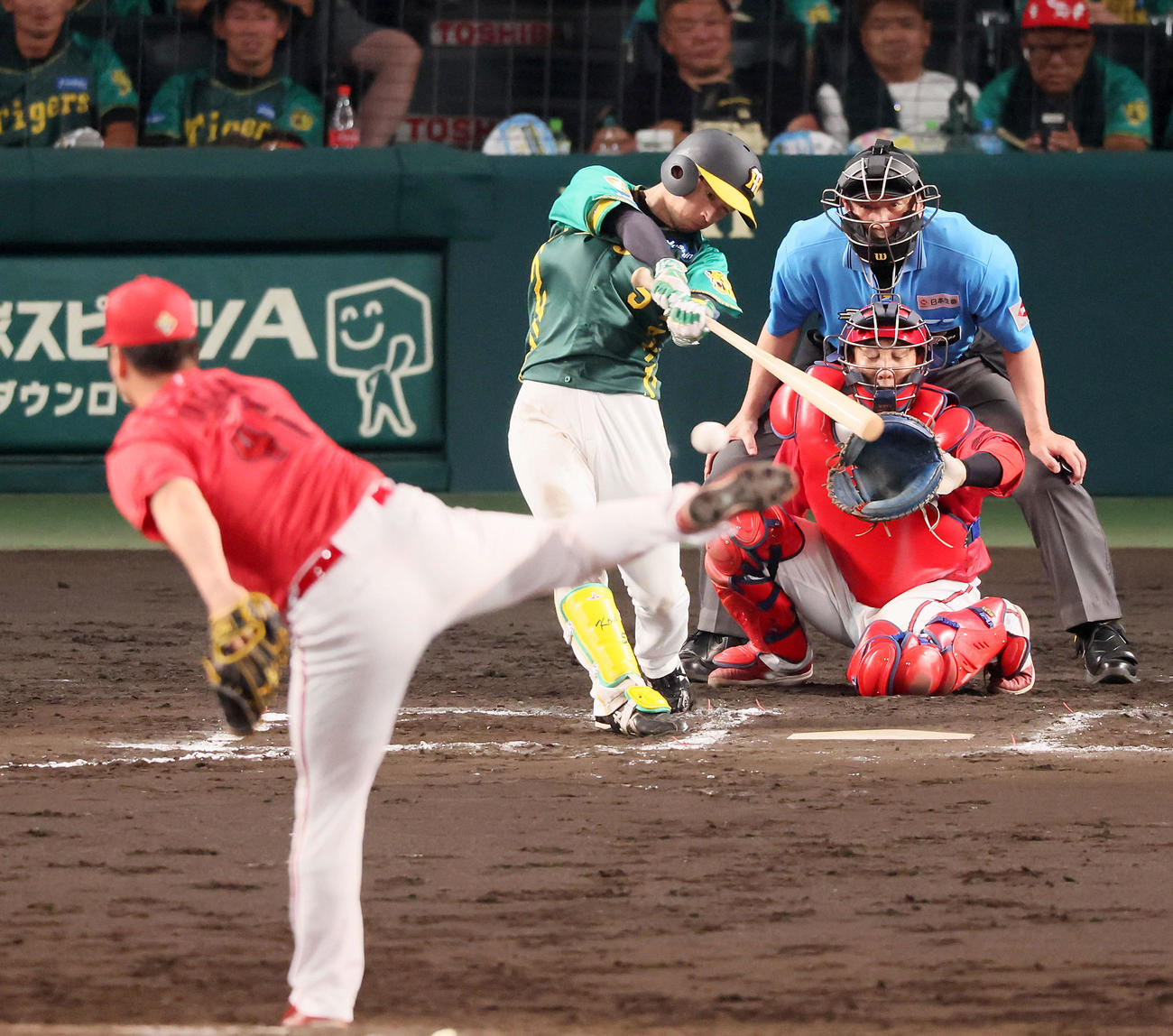 阪神対広島　6回裏阪神1死一、三塁、近本は右適時打を放つ。投手矢崎（撮影・加藤哉）