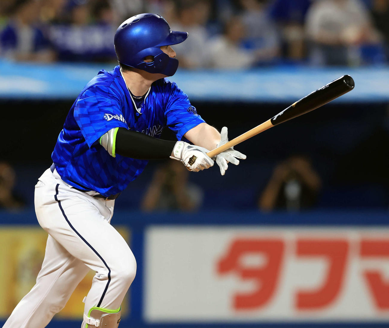 ヤクルト対DeNA 11回表DeNA2死二塁、佐野は2点本塁打を放ちガッツポーズ（撮影・浅見桂子）