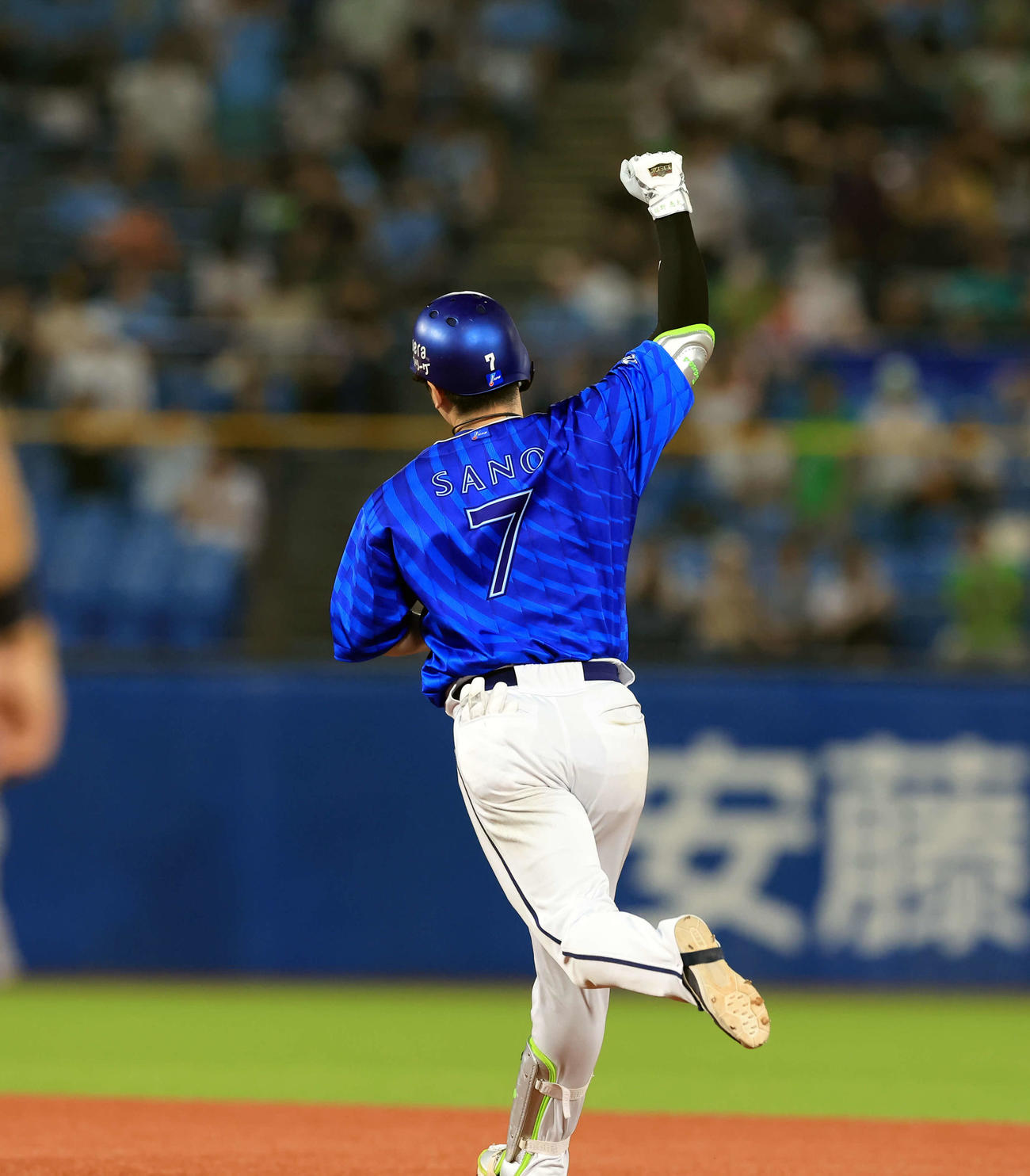 ヤクルト対DeNA 11回表DeNA2死二塁、佐野は2点本塁打を放ちガッツポーズ（撮影・浅見桂子）
