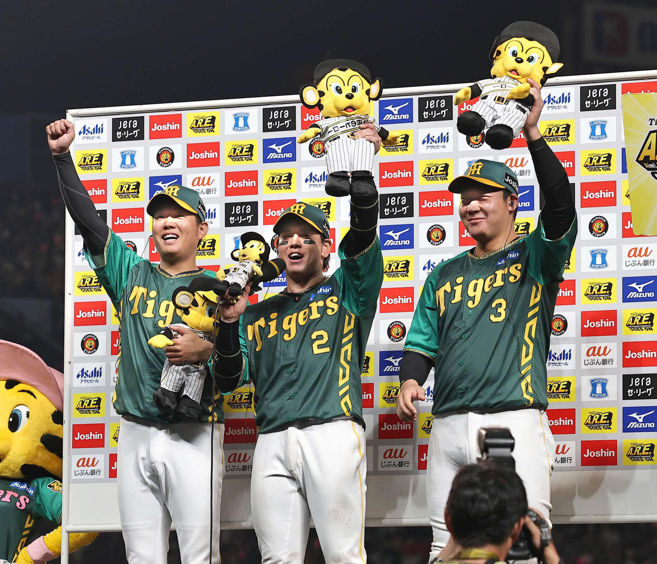 阪神対広島　「来週も勝つバイ！」と叫ぶ左から西勇、梅野、大山（撮影・上田博志）