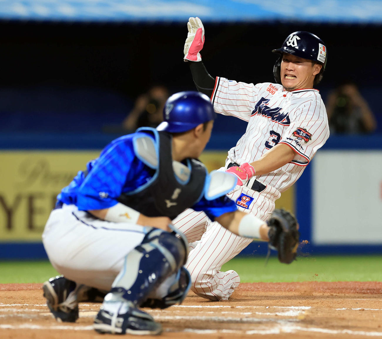 ヤクルト対DeNA 11回裏ヤクルト無死二、三塁、長岡の2点適時打で生還する西川（撮影・浅見桂子）