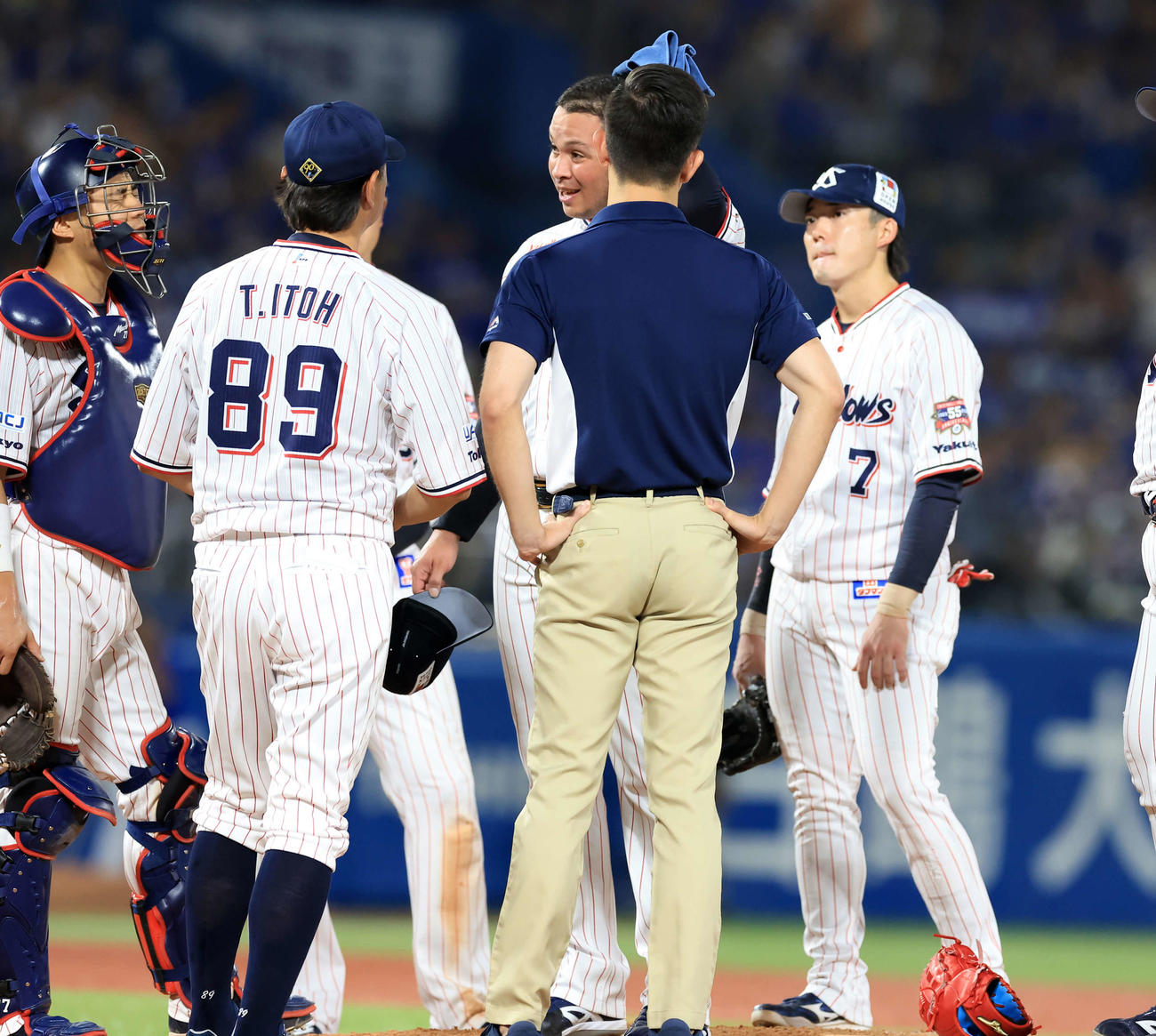 ヤクルト対DeNA 7回表DeNAの攻撃途中　汗を拭うヤフーレ（中央）（撮影・浅見桂子）
