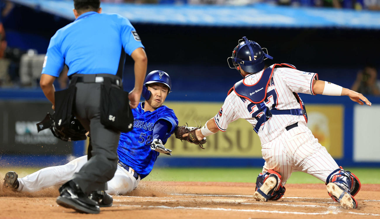 ヤクルト対DeNA 7回表DeNA無死一、二塁、佐野の右前打で一気に本塁を突いた二塁走者梶原（左）だが相手好返球に阻まれる。捕手中村（撮影・浅見桂子）